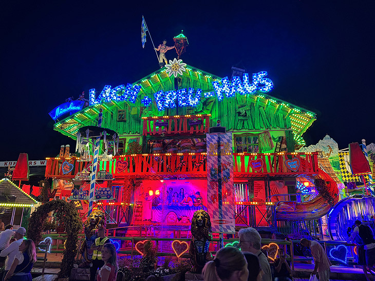 Lach + Freu Haus auf dem Oktoberfest 2025 auf der Strasse 5 (©Foto: Martin Schmitz) 